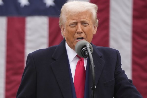 Ông Trump ân xá thợ lặn giải cứu cá mập: Tin tức mới nhất