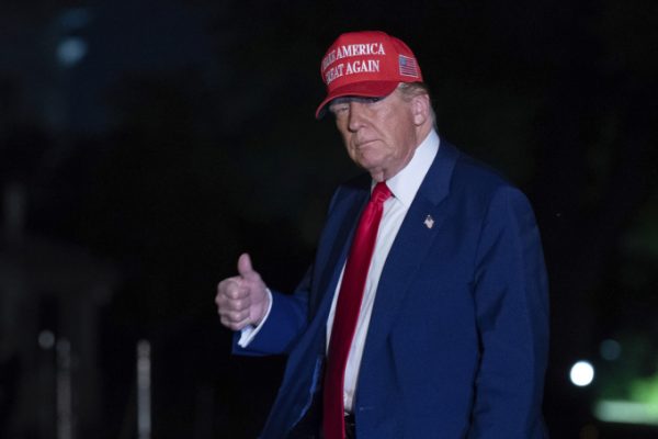 Ông Trump “bật đèn xanh” cho Trung Quốc mua dầu Iran?