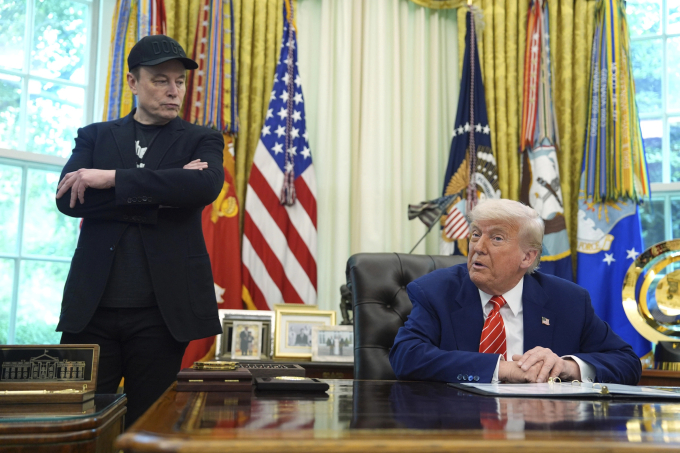 Elon Musk xuất hiện bên cạnh Tổng thống Mỹ Donald Trump trong họp báo tại Nhà Trắng, ngày 30/5. Ảnh: AP