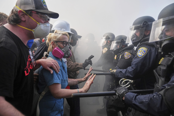 Người biểu tình đối mặt lực lượng hành pháp ở Los Angeles, ngày 8/6. Ảnh: AFP