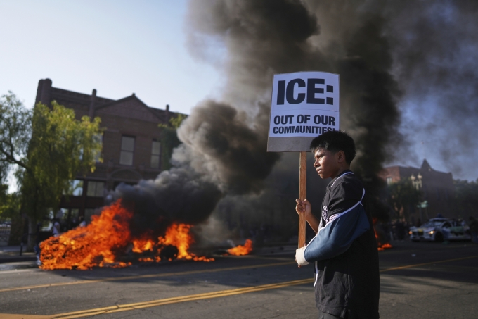 Người biểu tình giơ biểu ngữ phản đối ICE gần một trung tâm tạm giam ở Los Angeles ngày 8/6. Ảnh: AP