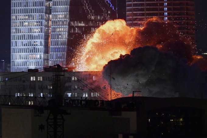 Vụ nổ xảy ra sau đòn tấn công đáp trả của Iran nhằm vào Tel Aviv, Israel, ngày 13/6. Ảnh: AP