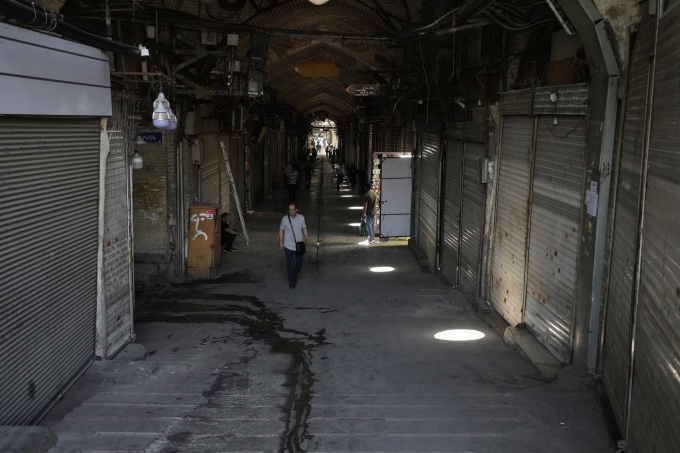 Khu chợ Grand Bazaar lịch sử giữa trung tâm Tehran vắng lặng ngày 16/6. Ảnh: AP