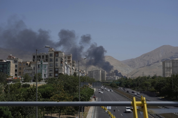 Khói bốc lên từ một kho dự trữ xăng dầu ở Tehran ngày 16/6 sau khi trúng đòn tập kích của Israel. Ảnh: AP