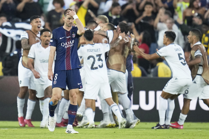 Cầu thủ PSG Fabian Ruiz (số 8) thất vọng sau khi thua Botafogo 0-1 ở lượt hai bảng B FIFA Club World Cup trên sân Pasadena, California ngày 19/6. Ảnh: AP