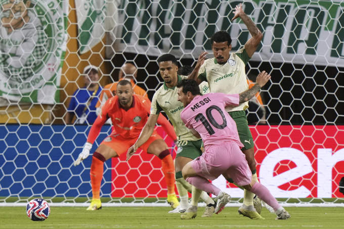 Lionel Messi (số 10) đi bóng trước hậu vệ Murilo trong trận Inter Miami hòa Palmeiras 2-2 ở lượt ba bảng A FIFA Club World Cup trên sân Miami Gardens, Florida, Mỹ ngày 23/6. Ảnh: AP