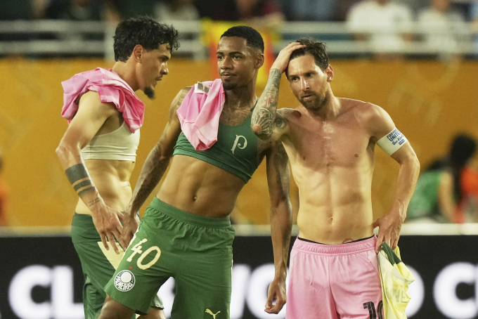 Messi thất vọng sau khi Inter Miami bị Palmeiras cầm hòa 2-2 ở lượt cuối và cán đích nhì bảng A FIFA Club World Cup trên sân Miami Gardens, Flalorida, Mỹ ngày 23/6. Ảnh: AP