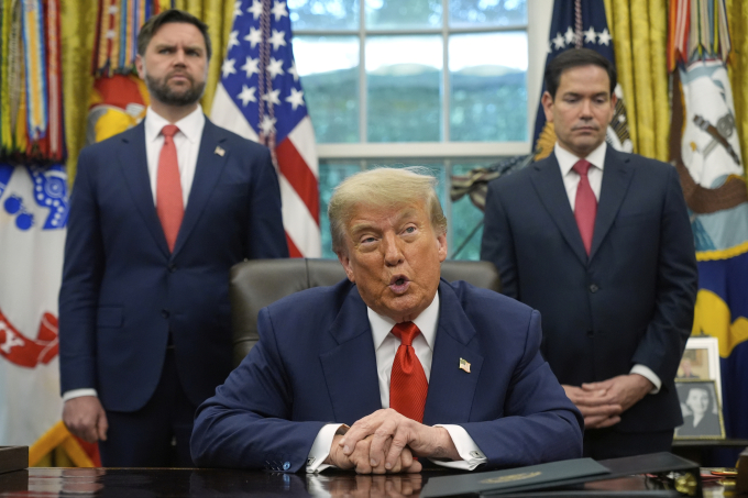Tổng thống Trump phát biểu khi ông gặp Ngoại trưởng Cộng hòa Dân chủ Congo Therese Kayikwamba Wagner và Ngoại trưởng Rwanda Olivier Nduhungirehe tại Phòng Bầu dục, Nhà Trắng, hôm 27/6. Ảnh: AP