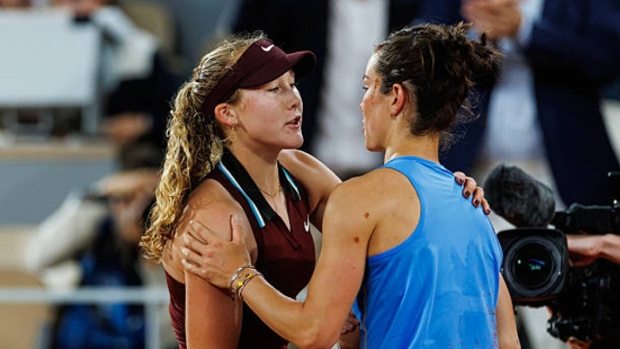 Andreeva (trái) chúc mừng Boisson sau trận tứ kết Roland Garros trên sân Philippe Chatrier, Paris, Pháp hôm 4/6. Ảnh: ATP