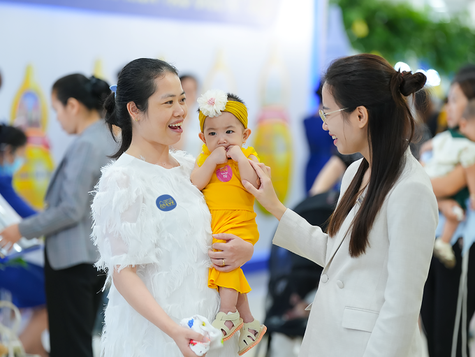 Gia đình chị Huyền hội ngộ bác sĩ Mỹ Tú tại Ngày hội Bầu Vàng IVF Tâm Anh. Ảnh: Bệnh viện Đa khoa Tâm Anh