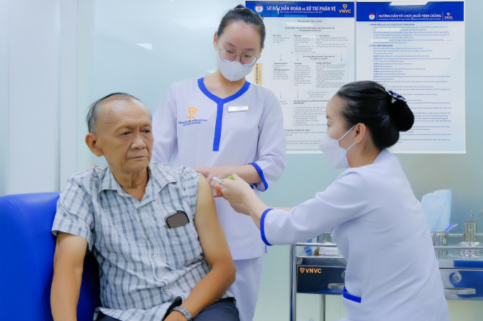 Người cao tuổi tiêm vaccine phòng phế cầu khuẩn tại Trung tâm tiêm chủng VNVC. Ảnh: Mộc Thảo