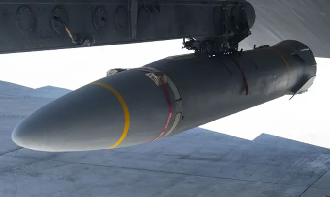 Tên lửa AGM-183A treo dưới cánh oanh tạc cơ B-52 tại căn cứ không quân ở đảo Guam tháng 2/2024. Ảnh: USAF