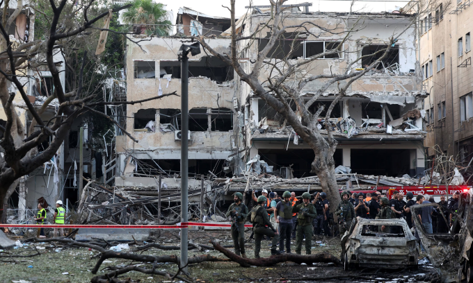 Một tòa nhà tại Tel Aviv sau đòn tập kích tên lửa của Iran ngày 16/6. Ảnh: Reuters
