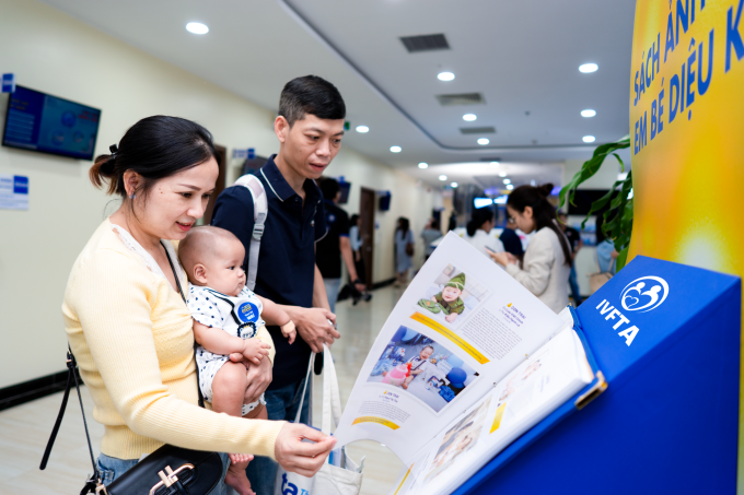 Vợ chồng chị Ngọc Hằng ẵm con trai tham dự ngày hội. Ảnh: Bệnh viện cung cấp