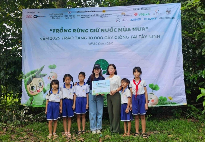 Tủ sách OPES Trao yêu thương tại trường tiểu học Suối Ngô B. Ảnh: OPES