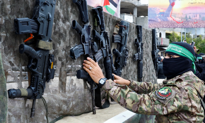 Tay súng Hamas trưng bày vũ khí ở thành phố Rafah ở miền nam Gaza hồi tháng 2. Ảnh: Reuters