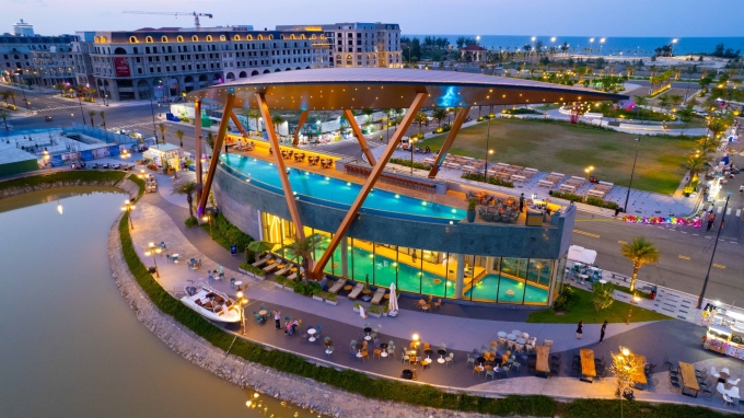Regal Pool thiết kế bể bơi trong và ngoài trời, khu vực phục vụ cocktail với tầm view ngắm biển Bảo Ninh và toàn khu đô thị Regal Legend.