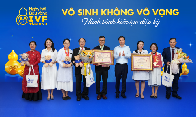 Giáo sư, Viện sĩ Hoàng Quang Thuận (thứ tư từ trái qua) trao chứng nhận kỷ lục cho các bác sĩ đại diện IVF Tâm Anh TP HCM. Ảnh: Bệnh viện cung cấp