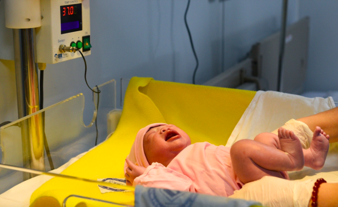 Một em bé chào đời tại Bệnh viện Phụ sản Trung ương. Ảnh: Thanh Huế