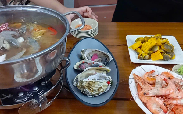 Ngộ độc buffet: Đình chỉ nhà hàng sau vụ 7 người nhập viện