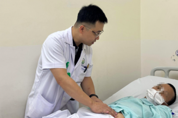 Thợ sửa xe bị thủng trực tràng do vòi xịt khí nén ôtô