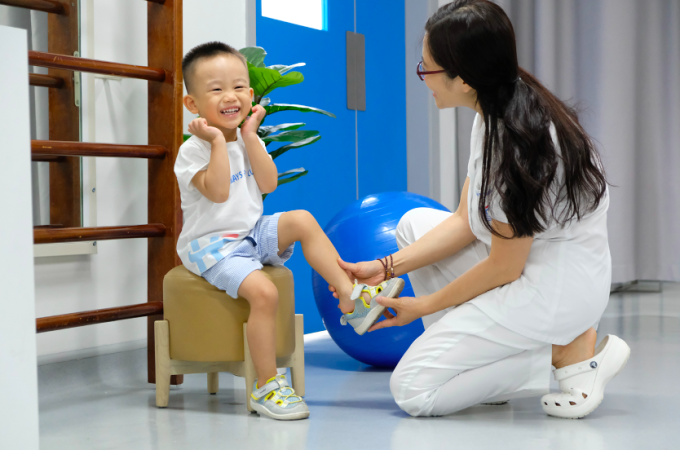 Bác sĩ sẽ chỉ định phương pháp điều trị hoặc cho bé sử dụng lót giày cho bàn chân bẹt nếu cần thiết. Ảnh: Bệnh viện cung cấp