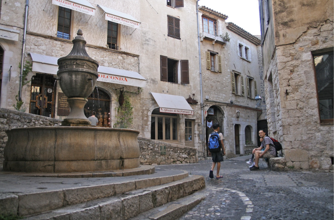 Bên trong làng Saint-Paul de Vence với những bức tường và con đường lát đá. Ảnh: Saint-Paul de Vence