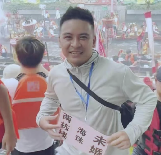 Người đàn ông họ Lâm, 35 tuổi, Đeo tấm biển có hai tòa nhà, chưa kết hôn giữa lễ hội thuyền rồng ở tỉnh Quảng Châu. Ảnh: 163.com