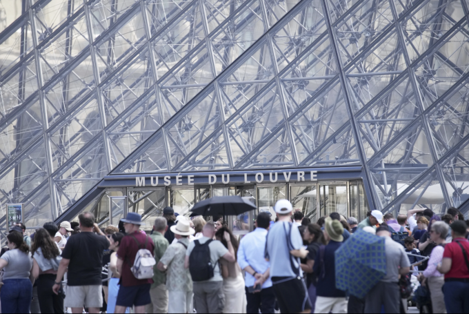 Đông khách xếp hàng bên ngoài bảo tàng Louvre, hôm 16/6. Ảnh: AP