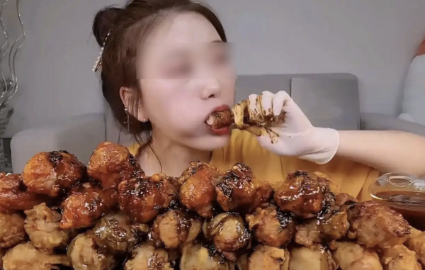 Ăn uống vô độ để câu view: Nguy hại khó lường