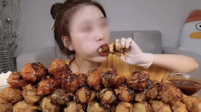Một cô gái đang thể hiện sức ăn uống vô độ trong buổi phát sóng trực tiếp trên Douyin. Ảnh: Weibo