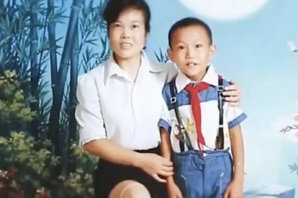 Sốc: Chàng trai 37 tuổi vẫn được bố mẹ chăm sóc như em bé
