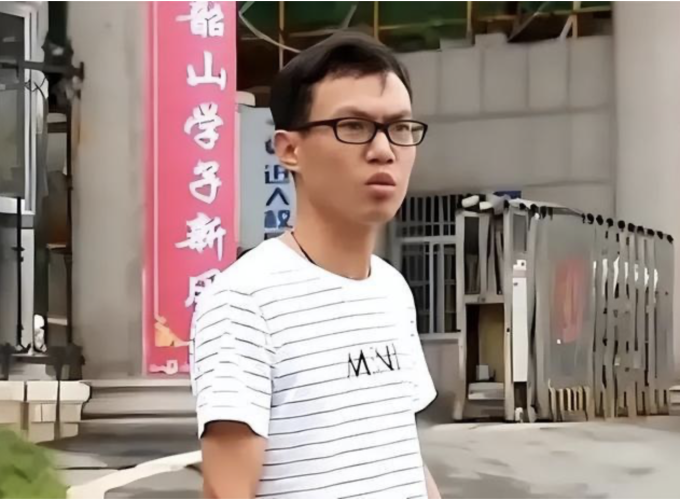 Phan Kiệt, 37 tuổi, hiện ăn bám bố mẹ và chưa tìm được vợ sau 59 lần xem mắt thất bại. Ảnh: 163.com