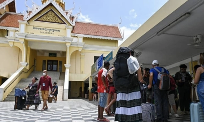 Du khách chờ được qua cửa khẩu quốc tế Poipet giữa Thái Lan và Campuchia hôm 24/6. Ảnh: AFP