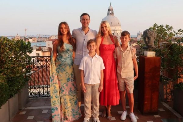 Ivanka Trump: Con gái 14 tuổi gây sốt với chiều cao ấn tượng