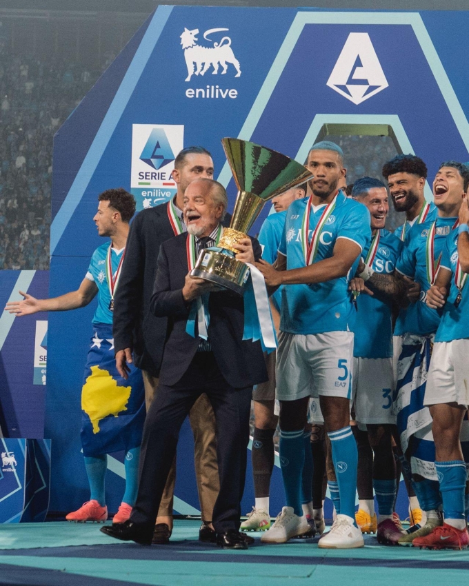 De Laurentiis nâng cup vô địch Serie A trong lễ đăng quang của Napoli mùa trước. Ảnh: SSC Napoli
