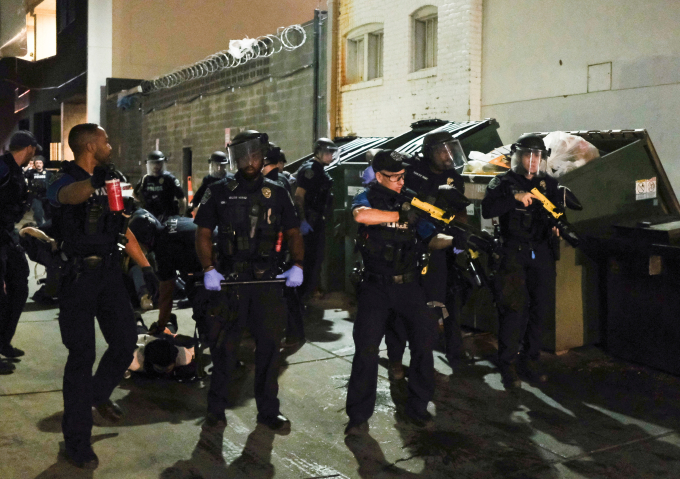 Cảnh sát thành phố Austin, bang Texas, trấn áp người biểu tình đêm 9/6. Ảnh: Reuters