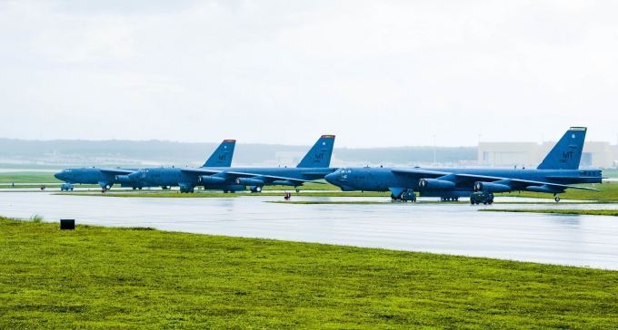 Biên đội B-52 Mỹ nằm tại bãi đỗ trên đảo Guam hồi năm 2021. Ảnh: USAF