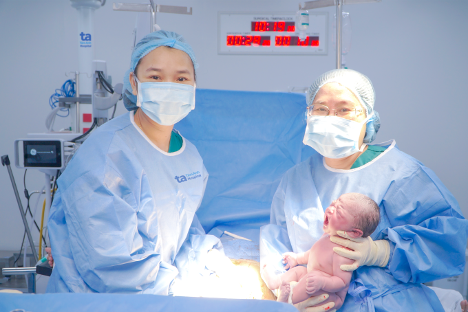 Êkíp phẫu thuật mổ lấy thai giúp chị Hạnh sinh con trai khỏe mạnh ở tuổi 50. Ảnh: Tuệ Diễm