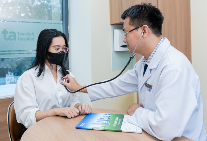Bác sĩ Hoàng Long tư vấn cho người bệnh. Ảnh minh họa: Bệnh viện Đa khoa Tâm Anh
