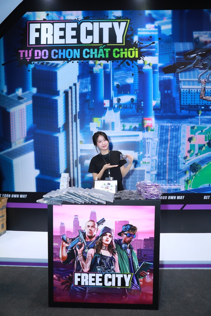 Gian hàng Free City mang đến nhiều quà tặng cho khách tham quan khi đến check-in trải nghiệm game. Ảnh: Garena