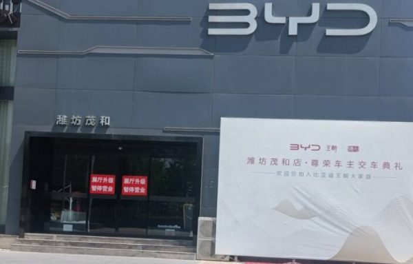 Đại lý ô tô kêu gọi hãng sản xuất: Giảm sản lượng?