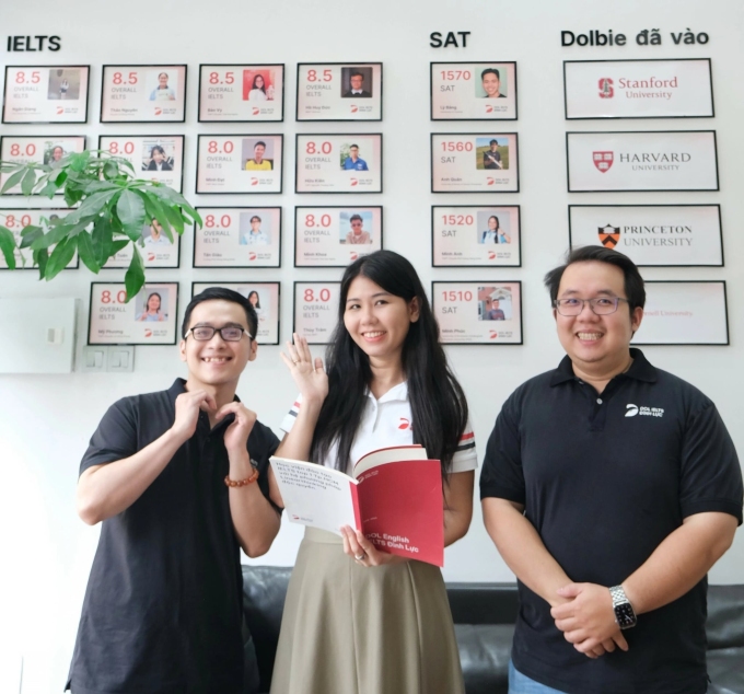 Ba thành viên đạt 9.0 IELTS. Từ trái qua: giáo viên Thiện Minh, nghiên cứu sinh Như Quỳnh và Thạc sĩ Trần Anh Khoa. Ảnh: DOL English