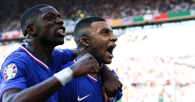 Dembele (trái) và Mbappe thi đấu cùng nhau ở tuyển Pháp. Ảnh: FF