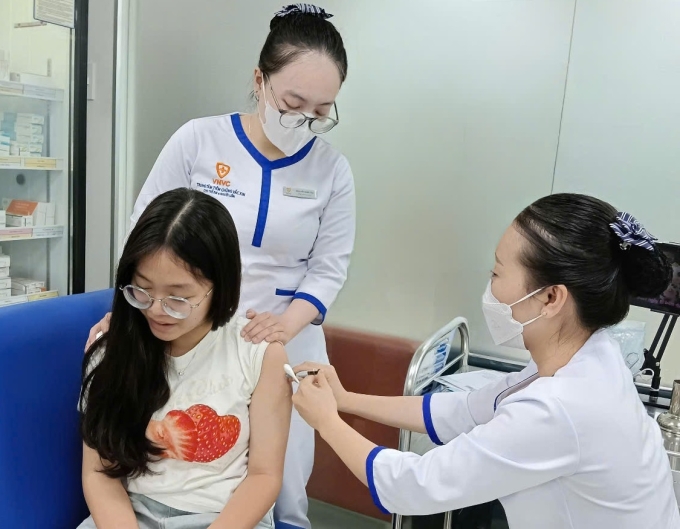Con gái út của anh Tuấn tiêm mũi 2 vaccine Gardasil 9 tại Trung tâm tiêm chủng VNVC. Ảnh: Hoàng Dương