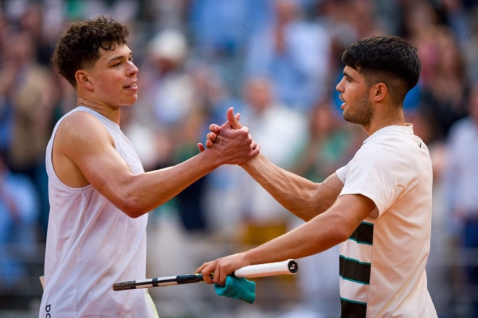 Alcaraz (phải) bắt tay Shelton sau trận vòng bốn Roland Garros trên sân Philippe Chatrier, Paris, Pháp hôm 1/6. Ảnh: ATP