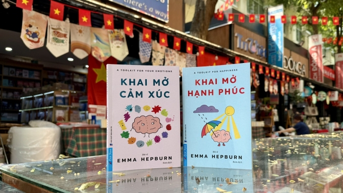 Bộ sách Khai mở cảm xúc và Khai mở hạnh phúc do dịch giả Rom chuyển ngữ, Nhà xuất bản Dân trí và First News liên kết phát hành tại Việt Nam vào tháng 5. Ảnh: First News