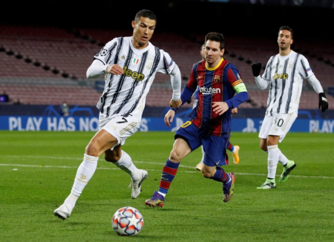 Ronaldo (trái) và Messi (giữa) trong trận tại vòng bảng Champions League ngày 8/12/2020. Ảnh: Reuters