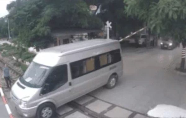 Vượt gác chắn tàu: Tài xế bị tước bằng lái vì cố tình