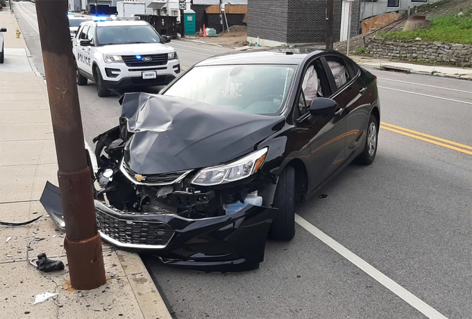 Ôtô đâm cột điện và vỡ toác đầu xe sau khi một con ve bay vào cabin. Ảnh:Cincinnati Police Department